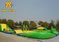 14 anni di bambini innaffiano il parco Inflatables con il SALTO del LUPPOLO gigante di corsa ad ostacoli